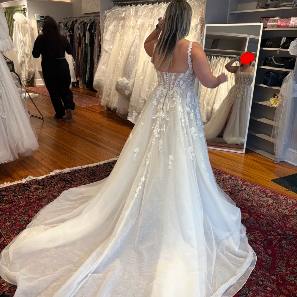 Never worn or altered Essence of Australia wedding dress!